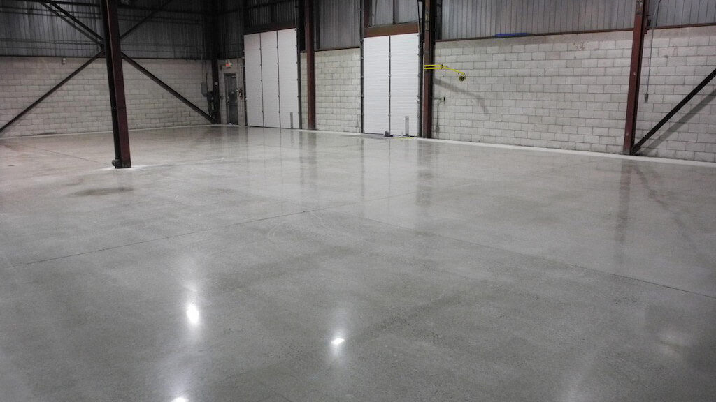 Poliruoto betono grindys beveik nedulka.